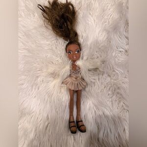 Original Bratz Welcome to Fabulous Sasha Doll with Brown Hair and Cream Outfit